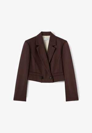 Blazer marrón oscuro recortado con mangas largas, dos botones delanteros, cuello con solapa de muesca y bolsillos de ojal sobre un fondo blanco.