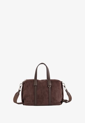 Sac de voyage en daim marron avec deux poignées en cuir, une bandoulière amovible et des équipements en acier inoxydable sur fond blanc.