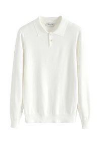 Pull polo blanc à manches longues en tissu doux et texturé. Il présente un col classique et une patte de boutonnage à trois boutons. Poignets et ourlet côtelés.