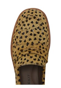 Loafer im Leopardenmuster mit einem weichen, strukturierten Obermaterial, abgerundetem Zehenbereich und brauner Gummisohle mit Nähdetails.