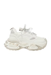 Bílá teniska s tlustou, texturovanou podrážkou, síťovinovými panely, polstrovaným límcem a šněrovacím designem. Na jazyku se nachází logo značky.