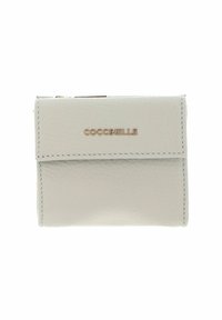 Portefeuille en cuir gris clair texturé avec le logo "COCCINELLE" en lettres dorées sur le rabat avant.