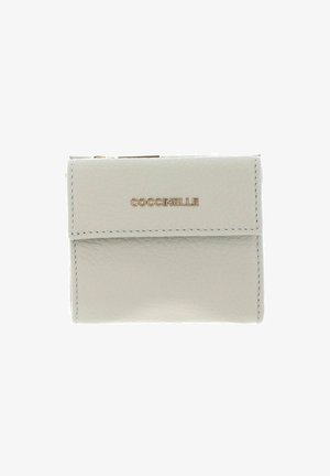 Portefeuille en cuir gris clair texturé avec le logo "COCCINELLE" en lettres dorées sur le rabat avant.