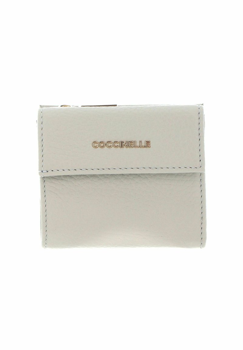 Portefeuille en cuir gris clair texturé avec le logo "COCCINELLE" en lettres dorées sur le rabat avant.
