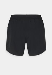 Bermudas deportivas negras con cinturilla elástica, con una textura suave y un diseño de largo a mitad del muslo. Sin hardware visible ni patrones.