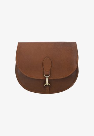 Borsa a pochette in pelle marrone con flap arrotondato, dotata di una chiusura metallica e dettagli di cucitura lungo i bordi. Texture liscia con una leggera lucentezza.
