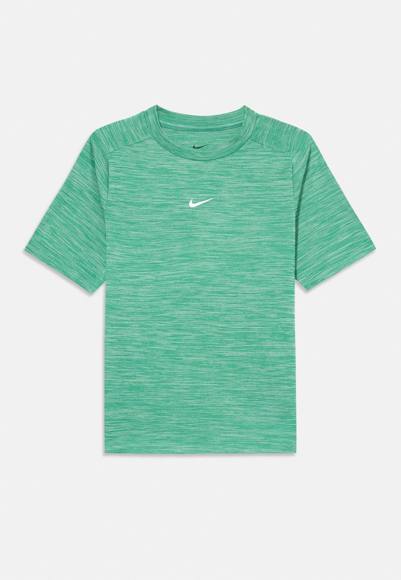 Rövidujjú zöld sportpóló, amely könnyű, texturált anyagból készült. A mellrészen kis fehér Nike-logó található.
