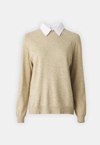 Beżowy sweter dzianinowy z białą koszulą z kołnierzykiem pod spodem, okrągłym dekoltem, ściągaczami przy mankietach i u dołu, prezentujący miękką teksturę i luźny krój.