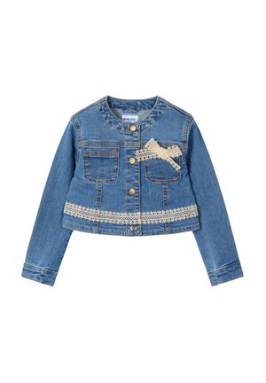 Giacca di jeans con maniche lunghe, di colore azzurro chiaro, due tasche frontali, bottoni dorati e dettagli in pizzo beige lungo l'orlo e sulla parte anteriore.