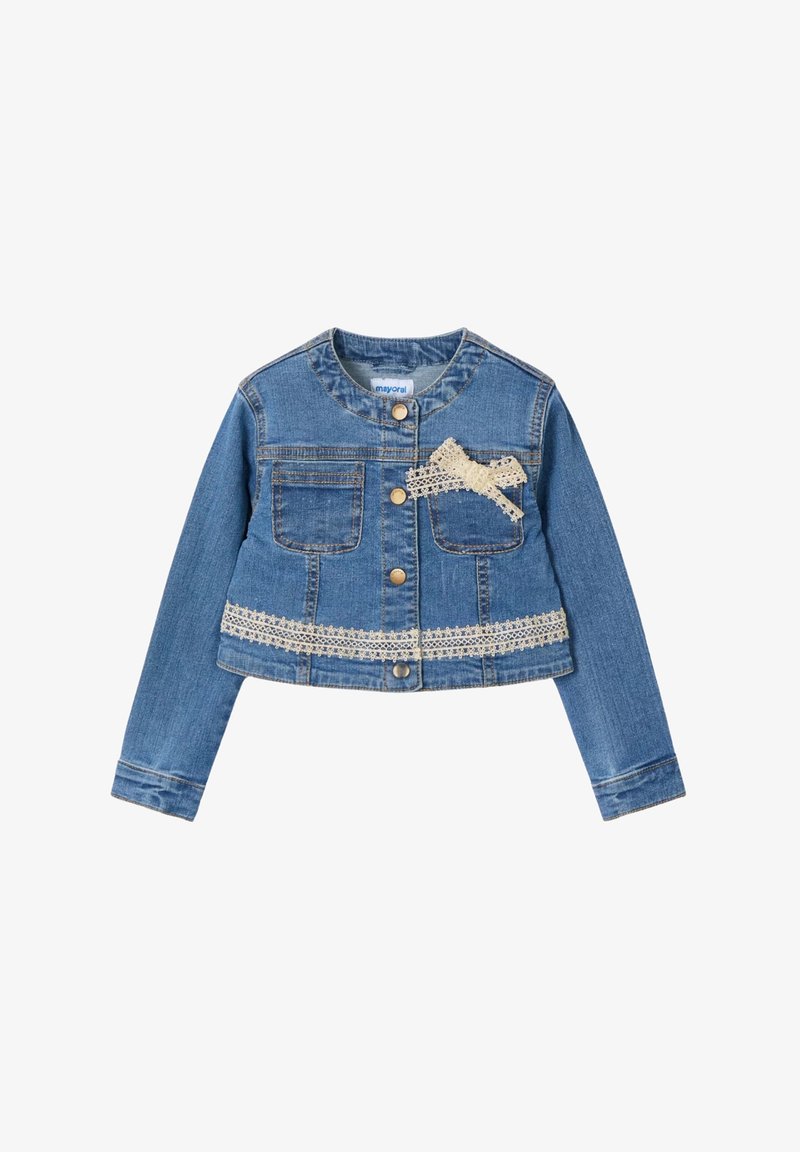 Giacca di jeans con maniche lunghe, di colore azzurro chiaro, due tasche frontali, bottoni dorati e dettagli in pizzo beige lungo l'orlo e sulla parte anteriore.