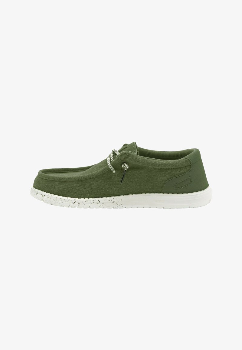 Chaussure décontractée vert olive sans lacets, avec une semelle blanche mouchetée et des lacets en corde blanche, conçue pour le confort et le port quotidien.
