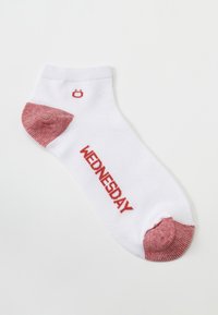 Weißer Socken mit einer roten gemusterten Zehe und Ferse. "MITTWOCH" ist in Rot an der Seite eingestrickt. Material aus Baumwollmischung.