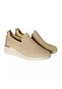 Scarpe slip-on beige realizzate in tessuto a maglia, con una parte superiore texturizzata, colletto imbottito e una suola bianca leggermente rialzata con dettagli dorati.