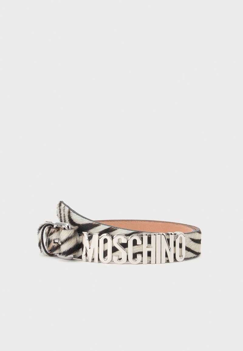 Ceinture imprimé zèbre avec boucle argentée affichant MOSCHINO en grandes lettres majuscules sur un fond clair.