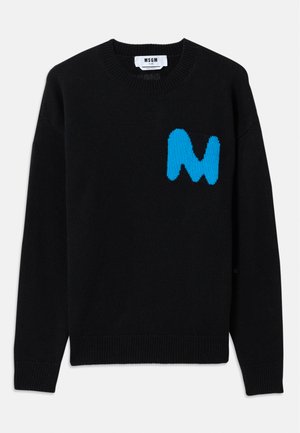 Pull en tricot noir à manches longues avec col, poignets et ourlet côtelés, mettant en avant un grand design abstrait bleu en forme de "M" sur le côté gauche de la poitrine.