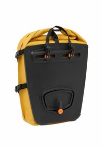 Borsa impermeabile gialla con retro in plastica nera, dotata di spallacci regolabili, chiusura a roll-top e un dettaglio hardware circolare.