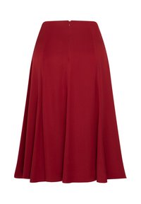 Jupe midi rouge forme A avec fermeture éclair au dos, tissu fluide et finition lisse.