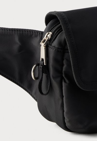 Μαύρο υφασμάτινο τσαντάκι μέσης με φερμουάρ, ρυθμιζόμενο λουρί και μεταλλικό κρίκο στο πλάι.