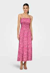 Robe maxi à fleurs roses avec des bretelles ajustables, un corsage froncé et une jupe fluide, présentant un motif paisley vibrant.