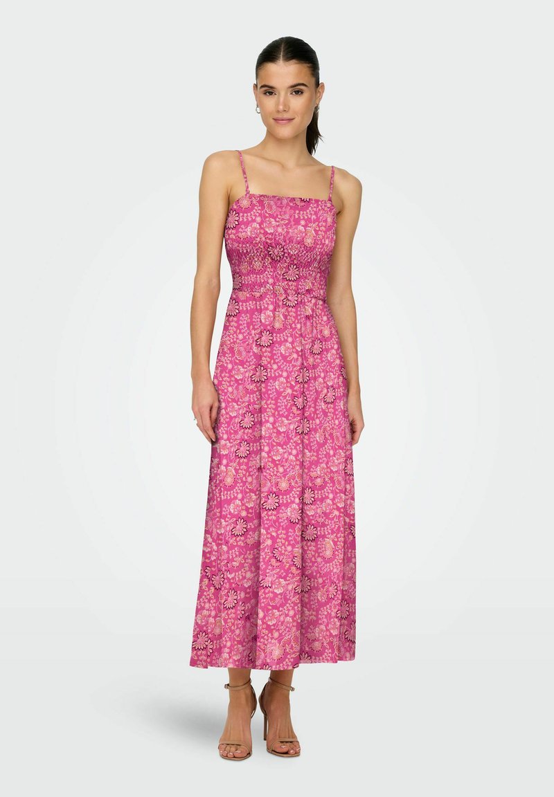Robe maxi à fleurs roses avec des bretelles ajustables, un corsage froncé et une jupe fluide, présentant un motif paisley vibrant.