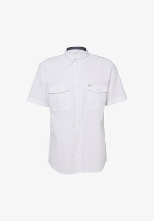 Biała koszula na krótki rękaw z guzikami z przodu, dwoma zapinanymi na guziki kieszeniami na piersi oraz kołnierzykiem w szpic, zaprezentowana na białym tle.