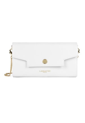 Pochette rectangulaire en cuir blanc avec fermeture à bouton doré, bandoulière chaîne dorée, et logo « Lancaster Paris » sur le devant.