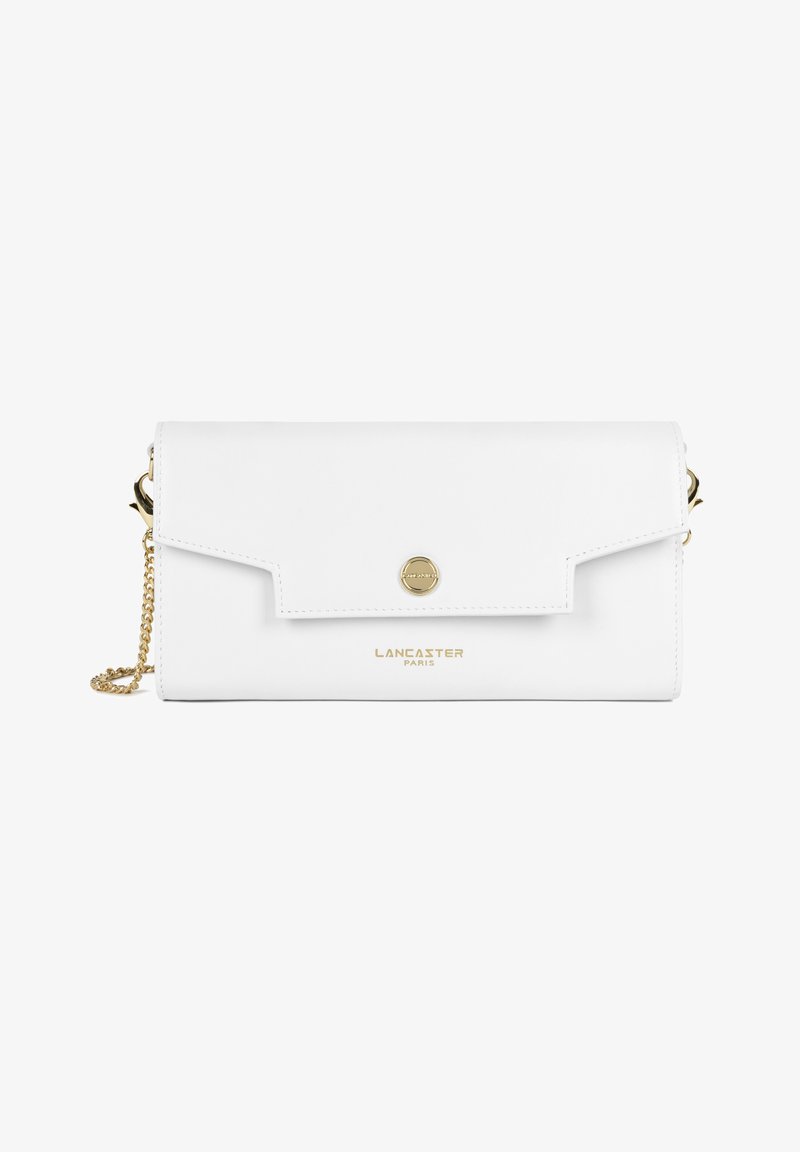 Pochette rectangulaire en cuir blanc avec fermeture à bouton doré, bandoulière chaîne dorée, et logo « Lancaster Paris » sur le devant.