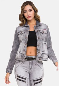 Denim jack met een gradient van licht naar donkergrijs, knopen aan de voorkant, twee borstzakken en een cropped ontwerp. Soepele textuur met contrasterende stiksels.