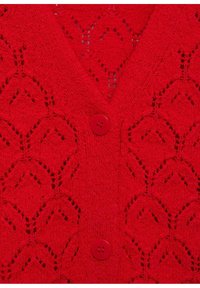 Rode gebreide cardigan met een diamantkantpatroon, V-halsontwerp en twee rode knopen aan de voorkant. Zachte textuur met een lichte feel.
