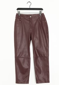 Burgundy faux läderbyxor med en slät yta, fem fickor och silverdetaljer. Klippt i en rak benstil, hänger de från en svart krok.