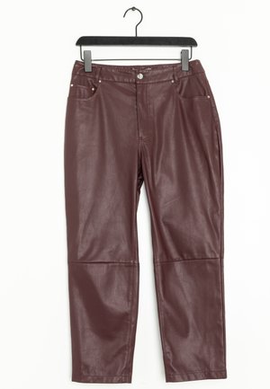 Burgundské kalhoty z umělé kůže s hladkým povrchem, pěti kapsami a stříbrnými doplňky. Střih rovného střihu, visí na černém háčku.