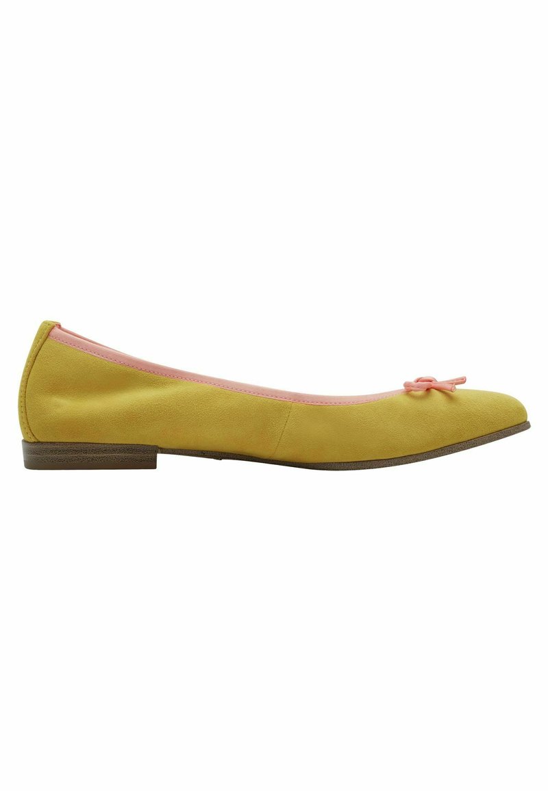 Ballet flat in suede giallo con un interno rosa e un piccolo fiocco rosa decorativo sulla punta. La scarpa presenta un tacco basso marrone.