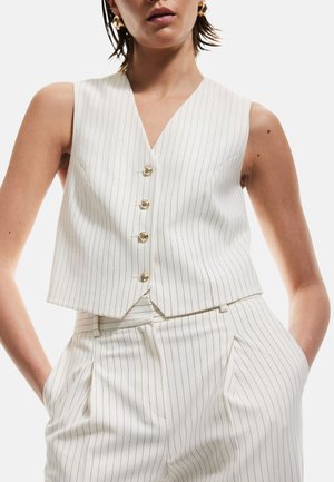 Witte gestreepte vest met een V-hals, cropped design, met vijf gouden knopen en een getailleerde pasvorm, gecombineerd met een bijpassende gestreepte broek.