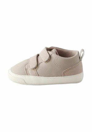 Beige Wildleder-Kleinkind-Turnschuhe mit zwei Klettverschlüssen, abgerundetem Zehenbereich und weißer Gummisohle. Mit kleinem hinterem Zuglasche und Ziernähten.