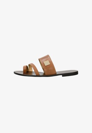 Sandale en cuir marron avec deux larges brides et un accent métallique carré. Semelle plate avec un design minimaliste et une texture lisse.