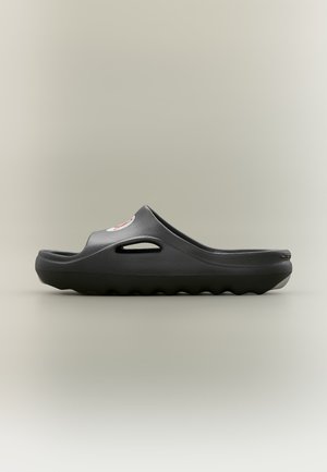 Μαύρο σανδάλι slip-on με χοντρή σόλα και πλευρικές οπές αερισμού, παρουσιασμένο σε απλό φωτεινό φόντο.