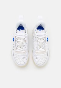 Vita sportskor med ovandel i mesh och strukturerade detaljer samt en framträdande blå logo. Inkluderar vadderad krage och snörning.
