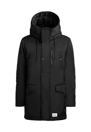 Melnādi izolēts parka ar lielu kapuci, ar rāvējslēdzēju kabatu uz krūtīm, divām priekšējām kabatām, pogām un elastīgu auklu ap kaklu.