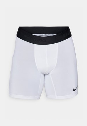 Witte sportshorts met een zwarte elastische tailleband met daarop de tekst "NIKE PRO". Voorzien van een zwart Nike Swoosh-logo aan de onderkant aan de rechterkant.
