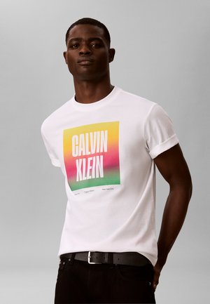 Calvin Klein Jeans, 20S CALVIN KLEIN PRIDE26  - Nyomott mintás póló - brilliant white
