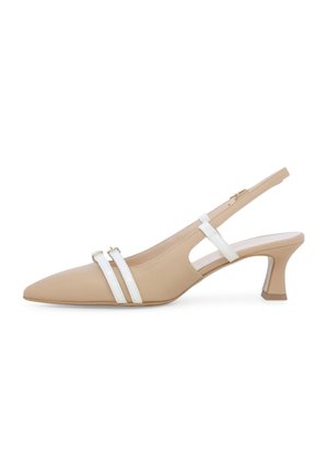 Scarpa slingback sintetica beige con punta affusolata, strisce decorative bianche e tacco a blocco medio. Presenta lati ritagliati per un design aggiuntivo.