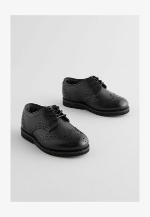 Zwarte leren dresschoenen met geperforeerde details, ronde neus en vetersluiting. Laag profiel rubberen zool voor grip en comfort.