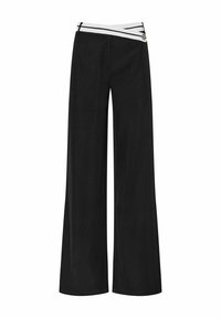 Zwarte wijde broek met een witte tailleband die zwarte strepen heeft en een decoratieve knoopdetail. Gemaakt van een gladde, lichte stof.