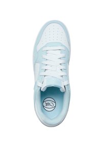 Sneaker azzurro chiaro e bianco con tomaia in pelle liscia, punta forata, lacci bianchi e un logo sulla soletta. Design a profilo basso.