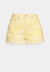 Pantalones cortos de mezclilla amarillos con dobladillo deshilachado, dos bolsillos frontales y un botón en la cintura delantera. La textura desgastada añade interés visual.