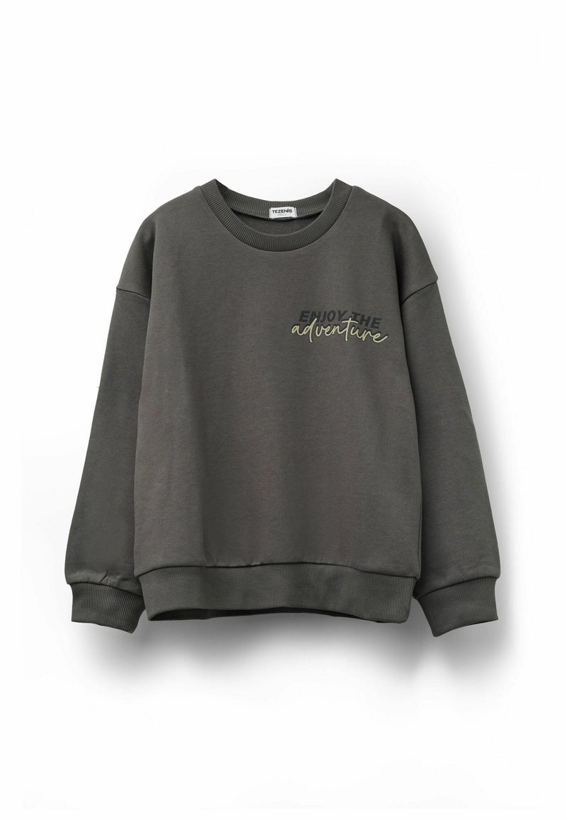 Szary sweatshirt wykonany z miękkiego materiału, z okrągłym dekoltem, ściągaczami przy rękawach i napisem "CIESZ SIĘ PRZYGODĄ" w kontrastowych kolorach.