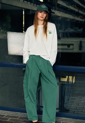 PULL&BEAR, BALLOON TECHNICAL - TROUSERS - Pantalon classique - green
