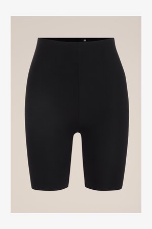 Melnas, augstas vidukļa daļas bezšuvju riteņbraukšanas šorti ar gludu, elastīgu audumu un vidēja garuma augšstilba garumā uz bēša fona.