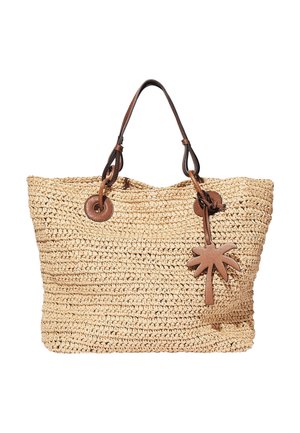 Pleciona słomiana torba na ramię z brązowymi skórzanymi uchwytami i zawieszką w kształcie palmy z skóry, zwisającą z jednego uchwytu.