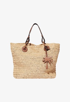 Bolso tote de paja tejida con asas de cuero marrón y un charm de cuero en forma de palmera colgando de una de las asas.